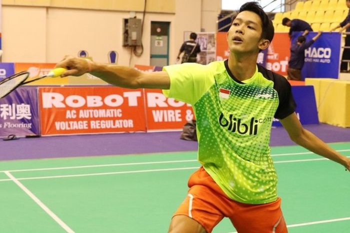 Pebulu tangkis tunggal putra, Muhammad Bayu Pangisthu, saat menjalani latihan di lapangan Nguyen Du Cultural Sport Club, Ho Chi Minh City, Vietnam, jelang pertandingan melawan Sri Lanka pada penyisihan Grup B Kejuaraan Asia, Rabu (15/2/2017).