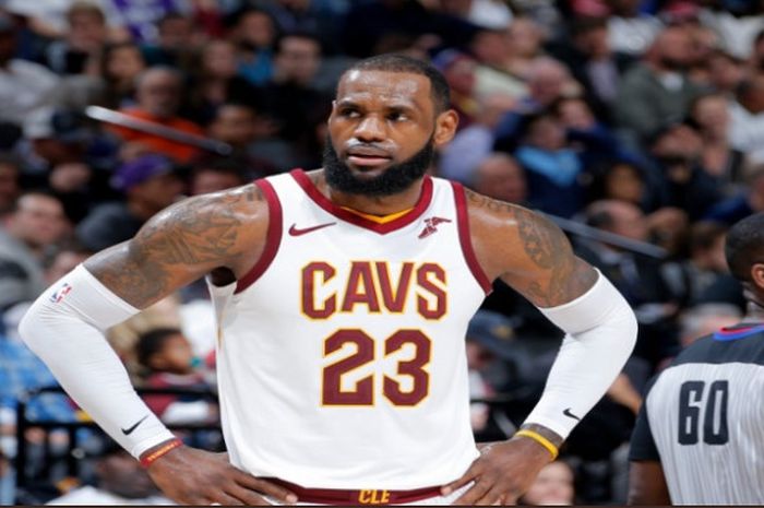 Ekspresi LeBron James pada saat membela Cleveland Cavaliers dalam laga lanjutan NBA 2017/2018 dengan melawan Sacramento Kings pada Rabu (27/12/2017) waktu Amerika Serikat. 