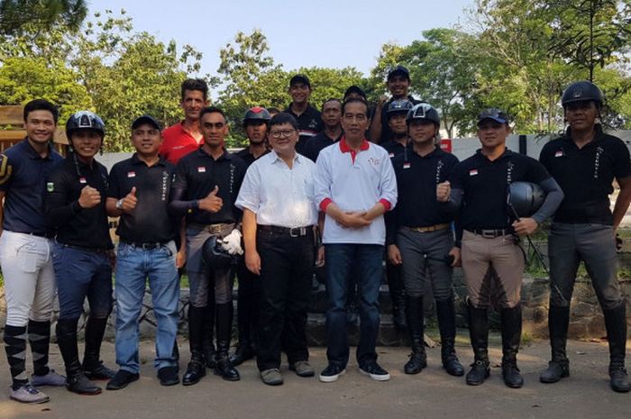 Presiden Republik Indonesia, Joko Widodo, keempat dari kanan, berpose dengan tim nasional equistrian seusai mengunjungi latihan di Arthayasa Stable, Bogor, Jawa Barat, Minggu (6/5/2018).