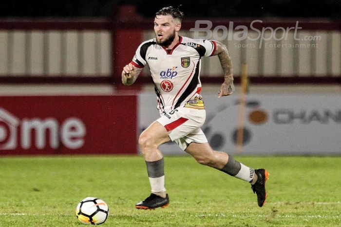 Pemain Mitra Kukar, Danny Guthrie saat melawan Bhayangkara FC di Stadion PTIK, Jakarta, Kamis (17/5/