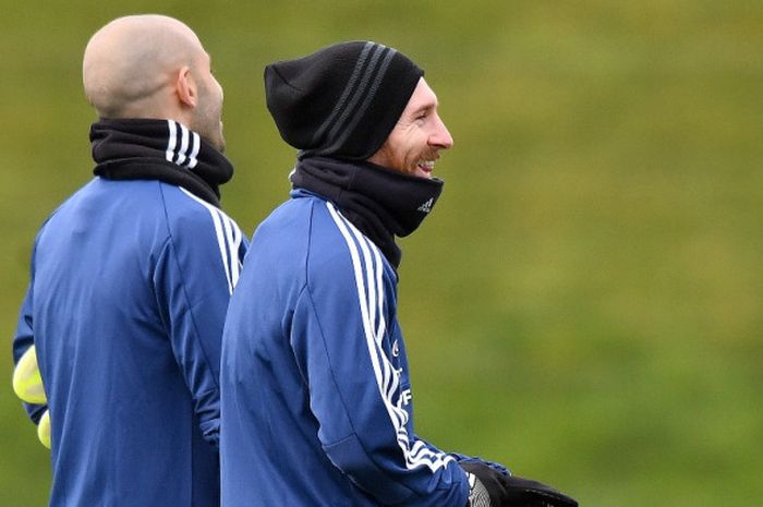 Lionel Messi (kanan) dan Javier Mascherano mengikuti sesi latihan timnas Argentina di City Academy training complex, Manchester, Inggris, pada 20 Maret 2018.