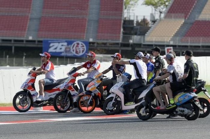 Para pebalap MotoGP tengah melihat lokasi terjadinya kecelakaan pebalap Moto2 asal Spanyol, Luis Salom, di tikungan 12 Sirkuit de Barcelona-Catalunya. Salom mengalami kecelakaan saat menjalani sesi latihan bebas kedua, Jumat (3/6/2016).