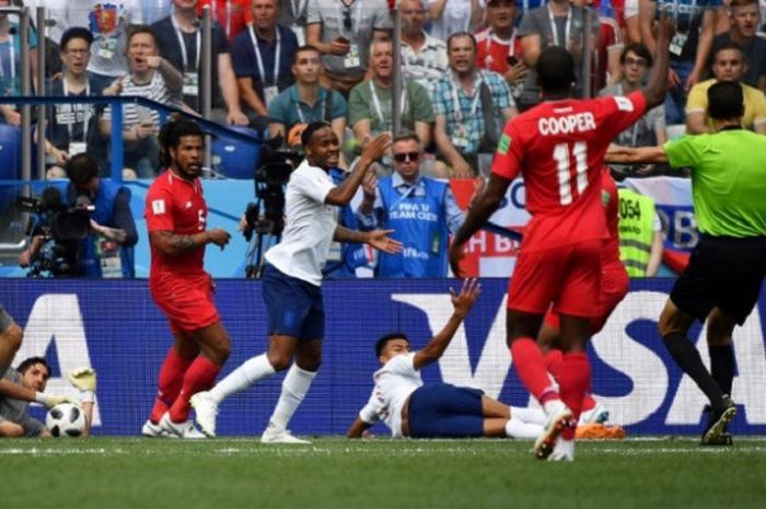 Gelandang timnas Inggris, Jesse Lingard, melakukan protes setelah dijatuhkan pemain timnas Panama pada pertandingan Grup G Piala Dunia 2018 di Nizhny Novgorod, 24 Juni 2018. 