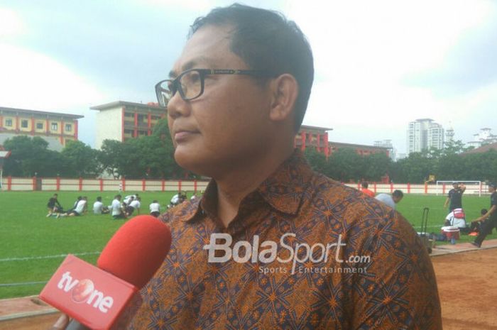  Manajer Bhayangkara FC Sumardji saat menjawab pertanyaan wartawan di Stadion PTIK, Jakarta Selatan, Selasa (17/4/2018). 