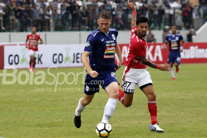 Bek PSIS, Petar Planic (kiri) melindungi bola dari pemain Bali United, Stefano Lilipaly pada pekan kedua Liga 1 2018 di Stadion Moch Soebroto, Kota Magelang, 1 April 2018.