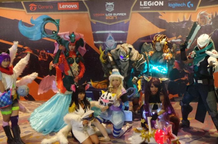 Para peserta Hasagi Cosplay Competition meramaikan turnamen esports League of Legends yang diselenggarakan oleh Garena Indonesia di Hotel Pullman Central Park, Jakarta, Sabtu (12/8/2017).