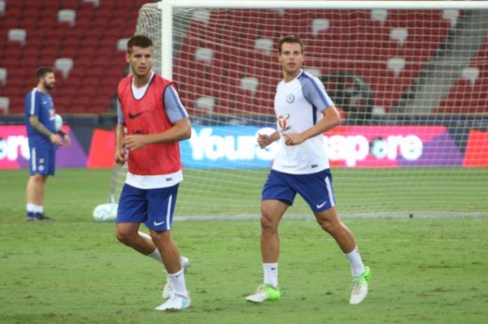 Alvaro Morata (kiri) saat menjalani latihan perdana Chelsea menjelang duel International Champions Cup 2017 lawan Bayern Muenchen di Stadion Nasional Singapura, Senin (24/7/2017).