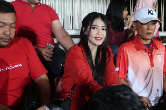 Via Vallen duduk di tribune VIP Selatan menyaksikan laga timnas U-19 Indonesia melawan Singapura, Selasa (3/7/2018) di Stadion Gelora Delta Sidoarjo.