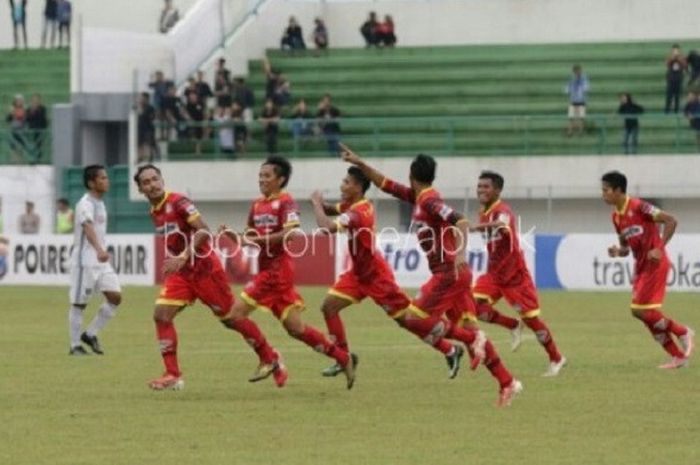 Para pemain Martapura FC saat merayakan gol