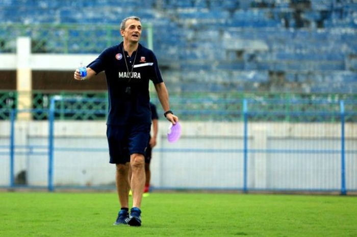 Pelatih Madura United, Milomir Seslija. 