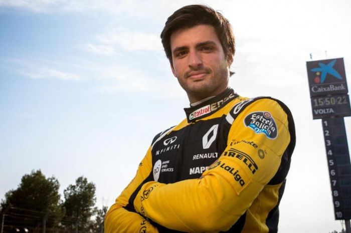 Pebalap Formula 1, Carlos Sainz Jr dari tim Renault Sport, berpose.