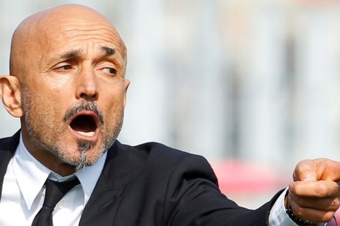 Pelatih Inter Milan, Luciano Spalletti, memberikan instruksi kepada anak-anak asuhnya dalam laga Serie A kontra Crotone di Stadion Ezio Scida, Crotone, Italia, 12 Februari 2017.