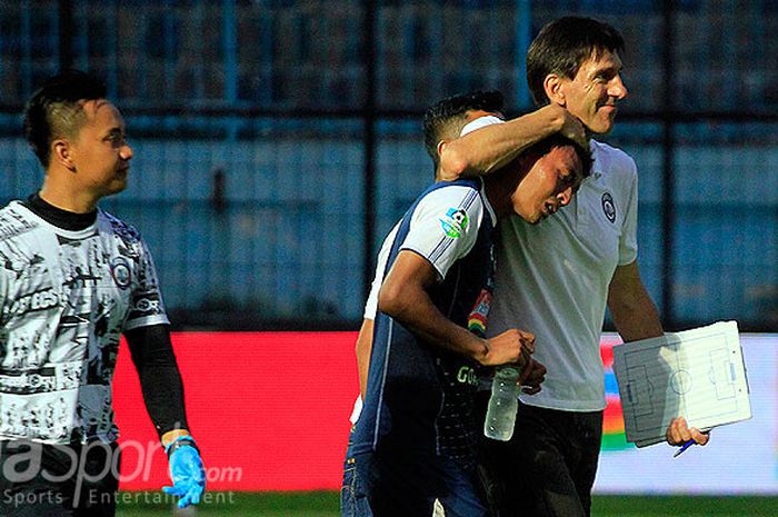   Pelatih Arema FC, Milan Petrovic (kanan), menenangkan Dedik Setiawan yang sedang emosional usia timmya mengalahkan Persipura Jayapura dalam laga pekan keenam Liga 1 2018 di Stadion Kanjuruhan Kabupaten Malang, Jawa Timur, Jumat (27/04/2018) sore.    