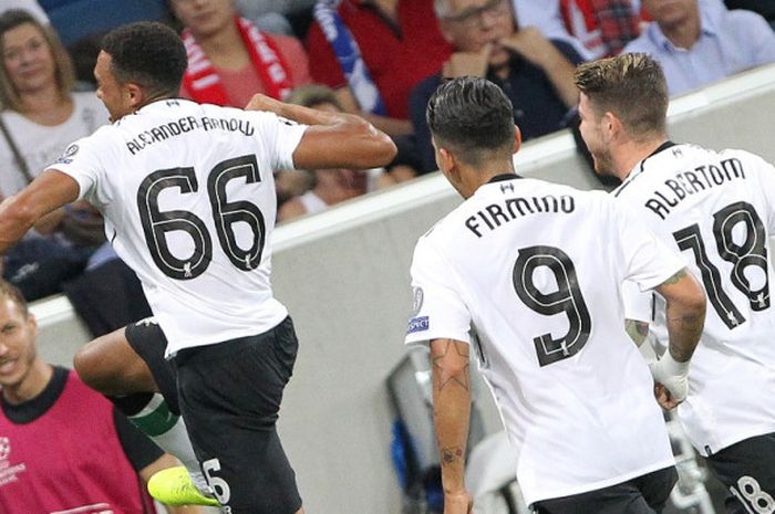 Bek kanan Liverpool FC, Trent Alexander-Arnold (kiri), merayakan gol yang dia cetak dalam laga leg pertama kualifikasi Liga Champions kontra Hoffenheim di Stadion Rhein-Neckar-Arena, Sinsheim, Selasa (15/8/2017).