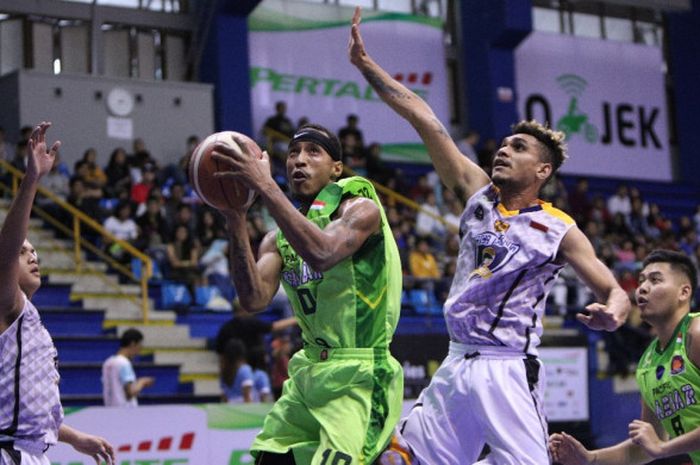 Pemain asing Pacific Caesar Surabaya, David Seagers (jersey hijau), berupaya melepas tembakan saat menjalani laga melawan Satya Wacana Salatiga pada seri kedua IBL 2017-2018 di GOR C-Tra Arena, Minggu (17/12/2017).