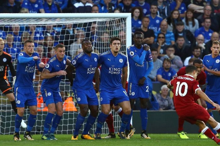 Gelandang Liverpool FC, Philippe Coutinho, mencetak gol dari tendangan bebas dalam laga Liga Inggris kontra Leicester City di Stadion King Power, Leicester, pada 23 September 2017.