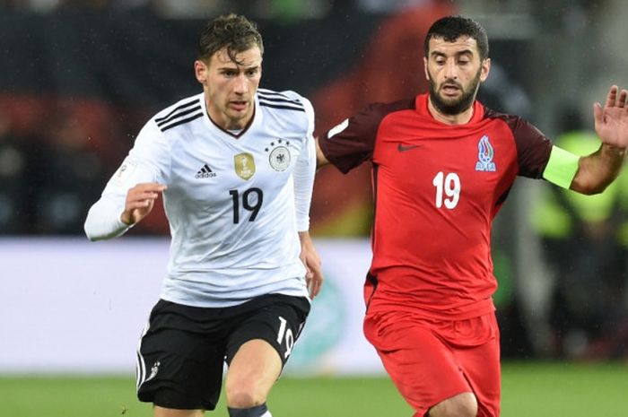 Gelandang Jerman, Leon Goretzka (kiri), berduel dengan pemain Azerbaijan, Rahid Amirguliyev, dalam laga Kualifikasi Piala Dunia 2018 Zona Eropa di Mainz, Jerman, pada 8 Oktober 2017.