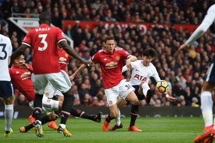 Son Heung-Min berduel dengan Nemanja Matic (31) ketika Manchester United melawan Tottenham Hotspur pada partai Liga Inggris di Stadion Old Trafford, Sabtu (28/10/2017).