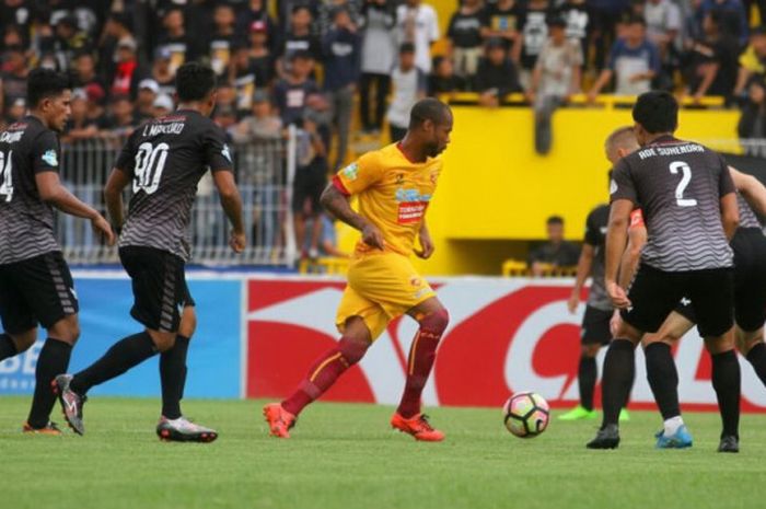 Pemain Sriwijaya FC, Hilton Moreira, beraksi pada laga Liga 1 kontra Persegres, Minggu (5/11/2017).