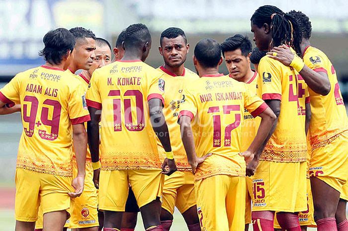 Pemain Sriwijaya FC bersiap memulai laga melawan Persib Bandung pada partai pembukaan Piala Presiden 2018 di Stadion Gelora Bandung Lautan Api, Kab. Bandung, Selasa (16/1/2018).