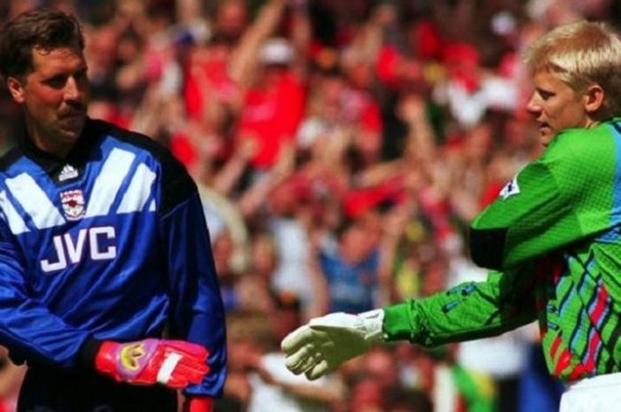 Kiper Arsenal, David Seaman (kiri), saat berhadapan dengan kiper Manchester United, Peter Schmeichel, dalam sebuah pertandingan.