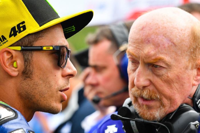 Pebalap Movistar Yamaha MotoGP asal Italia, Valentino Rossi (kanan), berdiskusi dengan kepala krunya, Silvano Galbusera, saat  menjalani sesi pada GP Ceska yang berlangsung di Sirkuit Brno, 4-6 Agustus.