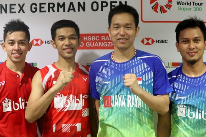 asangan ganda putra Indonesia, Fajar Alfian/Muhammad Rian Ardianto, berpose dengan Mohammad Ahsan/Hendra Setiawan setelah menjalani semifinal Jerman Terbuka yang berlangsung di Innogy Sportshalle, Mulheim an der Ruhr, Jerman, Sabtu (10/3/2018).