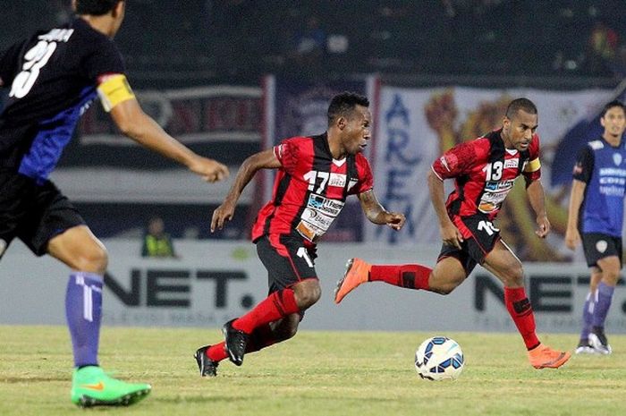 Penyerang Yohanes Pahabol dan dan pemain sayap Ian Kabes bekerja sama saat membela Persipura melawan