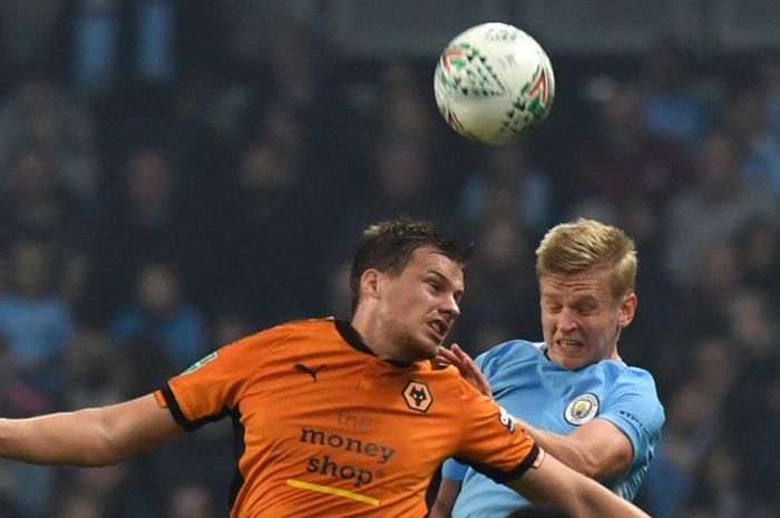 Gelandang Manchester City, Oleksandr Zinchenko, melakoni duel udara pada laga Piala Liga Inggris kontra Wolverhampton Wanderers di Stadion Etihad, Selasa (24/10/2017).