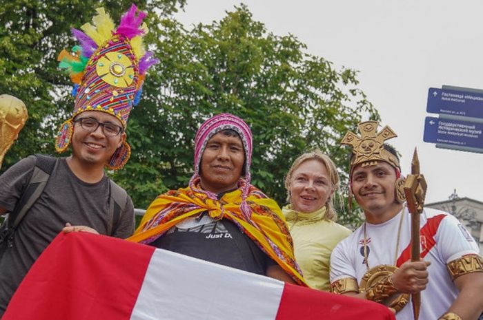 Para pendukung Timnas Peru, membanggakan pernak-pernik Inca sebagai bagian  dari budayanya.