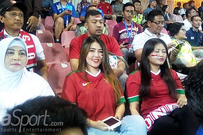 Pedangdut Via Vallen menyaksikan laga timnas U-16 Indonesia saat melawan Vietnam di Grup A Piala AFF U-16 di Stadion Gelora Delta di Sidoarjo, Kamis (2/8/2018) malam.