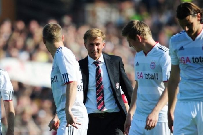 Andries Jonker (tengah) dalam pertandingan FC Bayern Muenchen lawan St. Pauli pada ajang Bundesliga di Hamburg, Jerman, 7 Mei 2011.