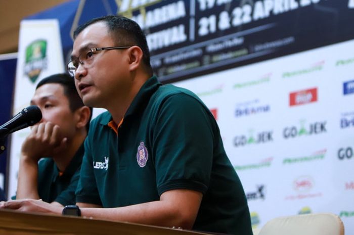 Pelatih kepala Pelita Jaya Jakarta, Johannis Winar, berbicara kepada media pada konferensi pers final IBL Pertalite 2017-2018 di Hotel Santika Premier Slipi, Jakarta, Selasa (17/4/2018).