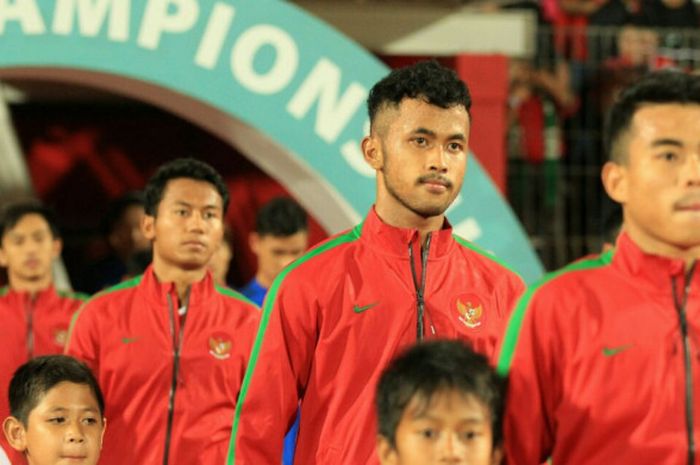                   Kiper timnas U-19 Indonesia, Muchamad Aqil Savik, memasuki lapangan jelang laga me