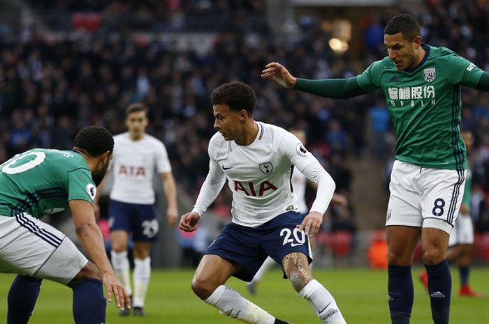 Gelandang Tottenham Hotspur, Dele Alli (tengah), mengontrol bola dalam laga Liga Inggris kontra West Bromwich Albion di Stadion Wembley, London, pada 25 November 2017.