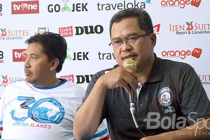 Ketua Panpel Arema FC, Abdul Haris, memberikan keterangan kepada media dalam konfrensi pers menjelan