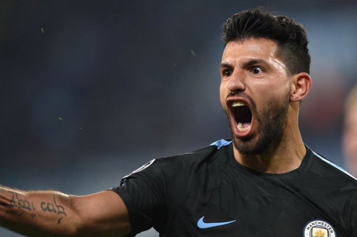 Striker Manchester City, Sergio Aguero, merayakan gol yang dia cetak ke gawang Napoli dalam laga Grup F Liga Champions di Stadion San Paolo, Naples, Italia, pada 1 November 2017.