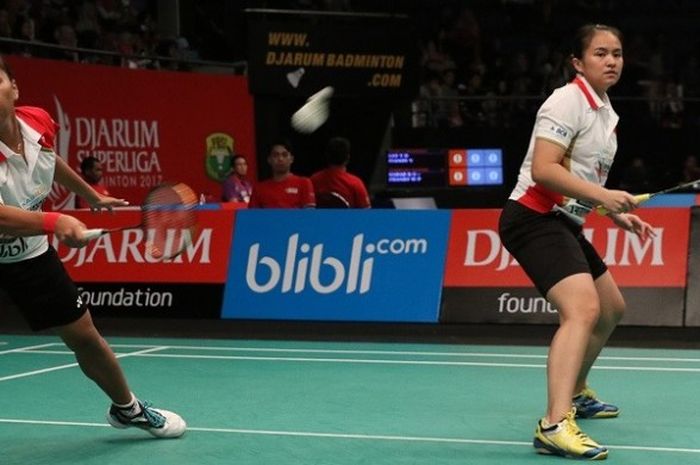 Pasangan ganda putri tim Djarum, Rosyita Eka Putri Sari/Melati Daeva Octavianti, mengembalikan kok ke arah Mayu Matsutomo/Nagahara Wakana (Hokutu Bank Jepang). Rosyita/Melati kalah 15-21, 19-21 pada laga penyisihan Grup Y Djarum Superliga 2017 yang berlangsung di DBL Area, Surabaya, Selasa (21/2/2017).