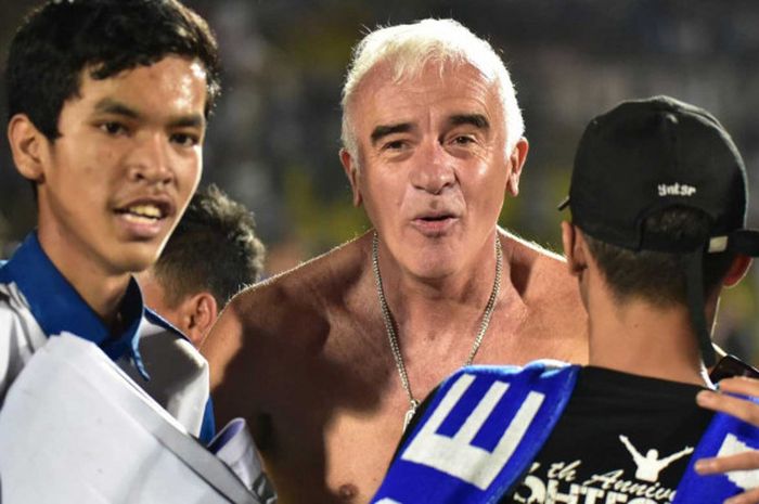 Pelatih Persib, Roberto Carlos Mario Gomez, menemui anak asuhnya usai menang 3-2 atas PS Tira dalam lanjutan kompetisi Liga 1 2018 pekan ke-18, Senin (30/7/2018),