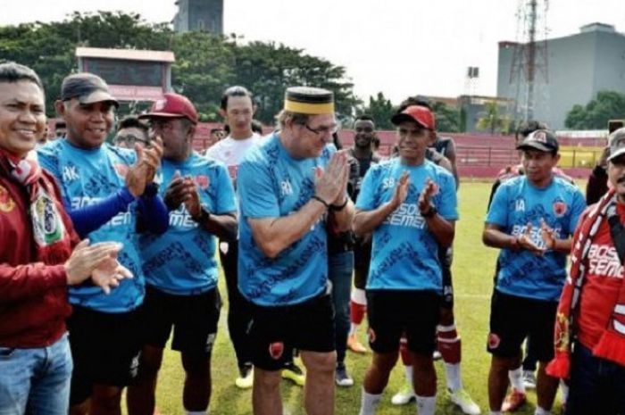 Pemain PSM Makassar mendapat kejutan tak terduga dari penggemarnya, The Macz Man 