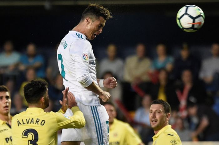 Megabintang Real Madrid, Cristiano Ronaldo (tengah), mencetak gol ke gawang Villarreal via sundulan dalam laga Liga Spanyol di Stadion La Ceramica, Villarreal pada 19 Mei 2018.