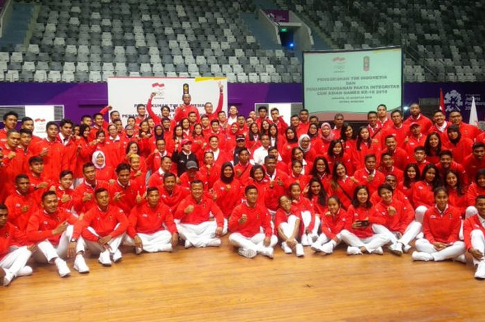 Kontingen Indonesia untuk Asian Games 2018 berfoto bersama seusai acara pengukuhan di Istora Senayan, Jakarta, Minggu (5/8/2018).