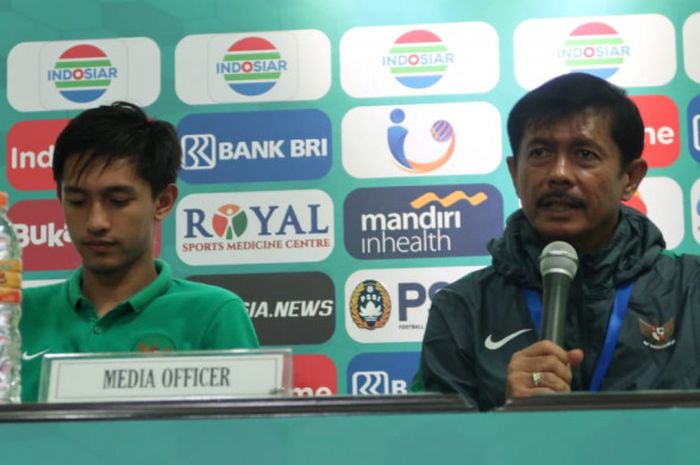 Hanis Saghara Putra (kiri) dan pelatih U-19 Indonesia, Indra Sjafri (kanan), dalam konferensi pers usai laga perdana penyisihan Grup A antara timnas U-19 Indonesia kontra timnas U-19 Laos di Stadion Gelora Delta Sidoarjo, Minggu (1/7/2018).