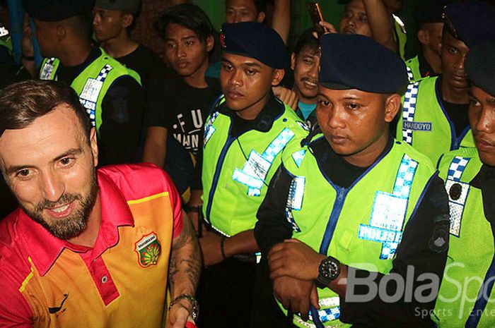 Penyerang Bhayangkara FC, Paulo Sergio, saat memasuki lapangan menjelang laga melawan Madura United dalam laga pekan ke-33 Liga 1 di Stadion Gelora Bangkalan, Jawa Timur (08/11/2017).