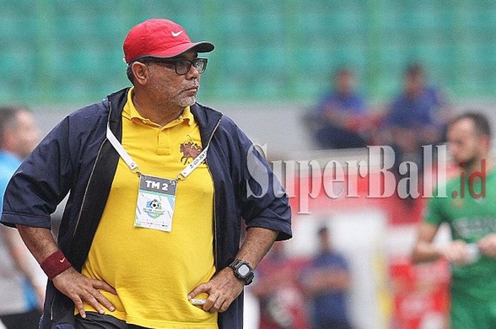 Pelatih Borneo FC Iwan Setiawan memantau jalannya pertandingan antara timnya melawan Bhayangkara FC di Stadion Patriot, Bekasi, Rabu (20/9/2017)