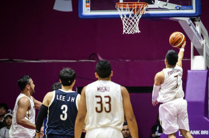 Tim nasional basket putra Indonesia menjalani laga kontra Korea Selatan pada laga penyisihan Grup A Asian Games 2018,di Hall Basket, Gelora Bung Karno, Senayan, Jakarta, Selasa (14/8/2018).