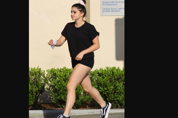 Tampilan sporty Ariel Winter saat  pergi ke bank di Los Angeles