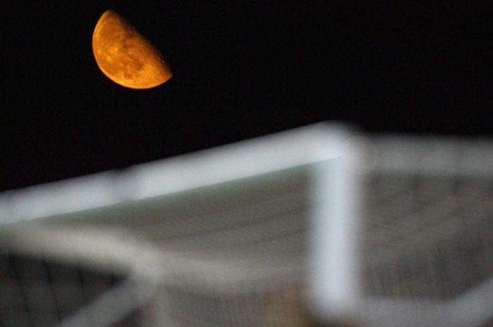 Penampakan indah menjelang peristiwa langka Super Blue Blood Moon di atas tiang gawang.