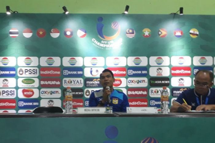 Pelatih timnas U-19 Laos, Chusak Sriphum, dalam konferensi pers usai laga melawan timnas U-19 Indonesia pada ajang Piala AFF U-19 di Gelora Delta Sidoarjo, Minggu (1/7/2018).