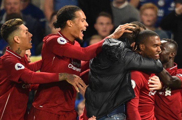  Penyerang Liverpool, Daniel Sturridge (kedua dari kanan), merayakan gol yang dicetak ke gawang Chelsea dalam laga Liga Inggris di Stadion Stamford Bridge, London, Inggris pada 29 September 2018. 